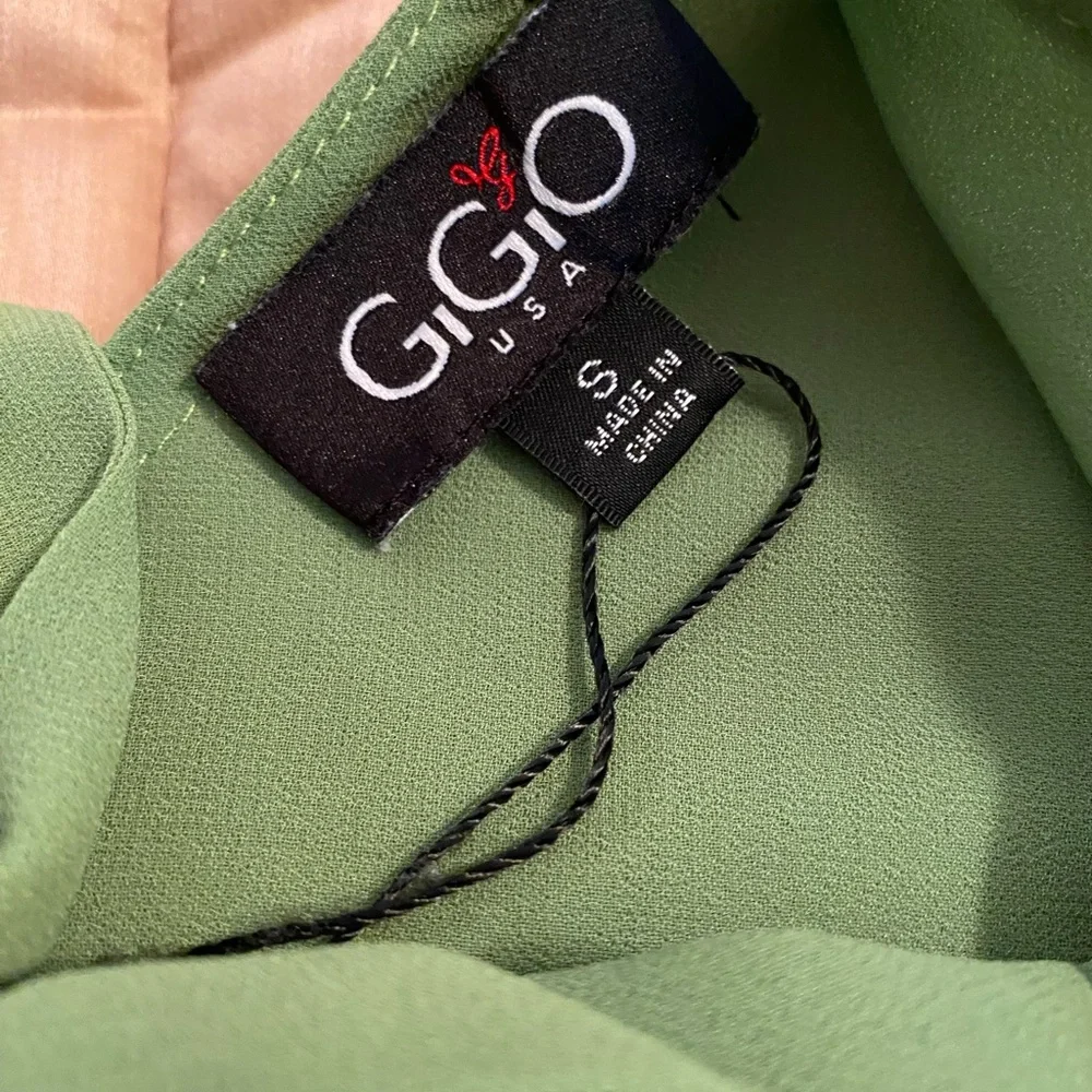 Chic Green Ruffle Blouse - Picture 2 of 8